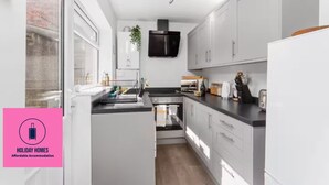House - Large 4 Bed House - 4 Double Beds (Barrow-in-Furness)