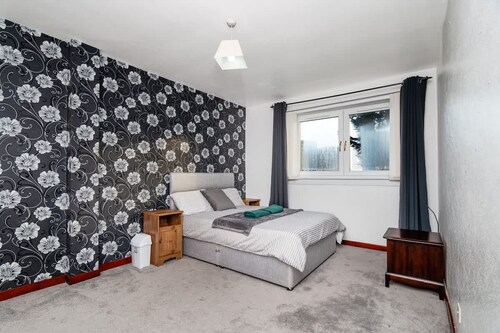 4 Bedroom House - Free Parking