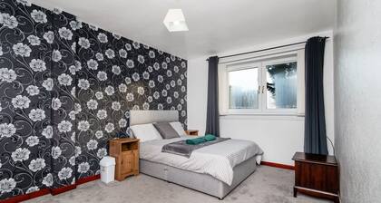 4 Bedroom House - Free Parking