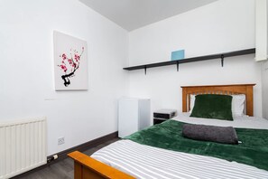 House | 4 bedrooms, desk - 4 Bedroom House - Free Parking (Aberdeen)