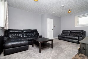 House - 4 Bedroom House - Free Parking (Aberdeen)