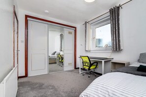 4 bedrooms - 4 Bedroom House - Free Parking (Aberdeen)