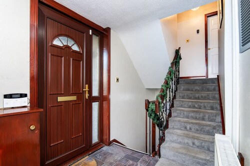 4 Bedroom House - Free Parking