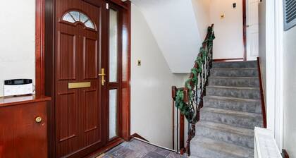 4 Bedroom House - Free Parking