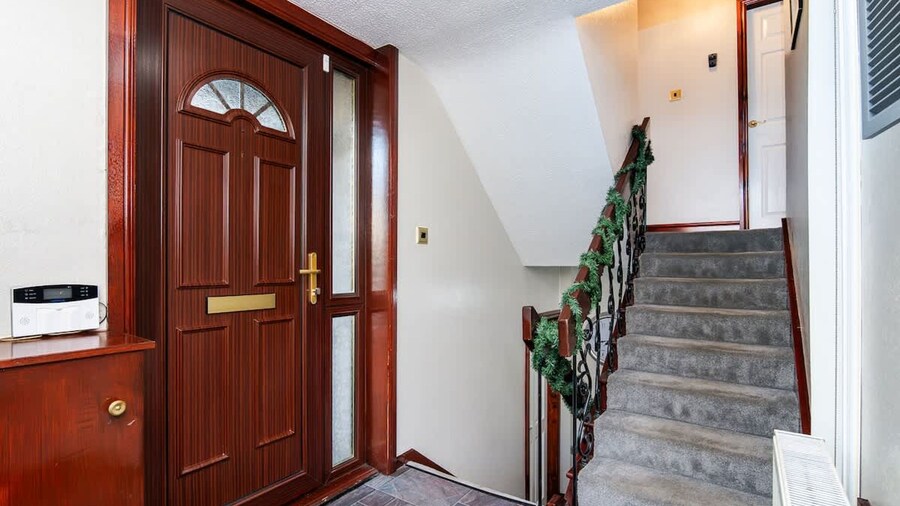 4 Bedroom House - Free Parking