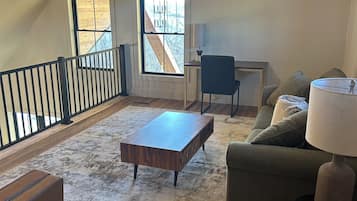 Una televisión, una chimenea