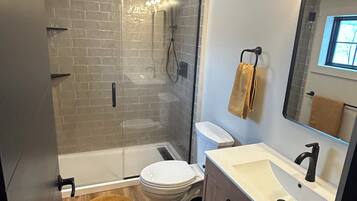 淋浴设施、吹风机、毛巾、肥皂