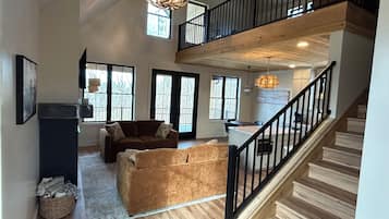 Una televisión, una chimenea