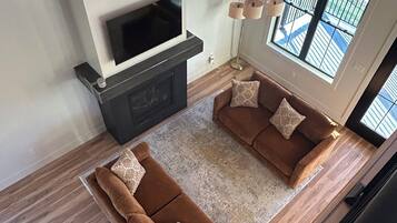 Una televisión, una chimenea