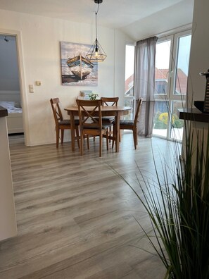 Dining - Cozy apartment with sea view in Lemkenhafen (Fehmarn)