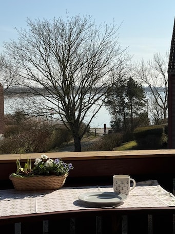 Outdoor dining. Cozy apartment with sea view in Lemkenhafen