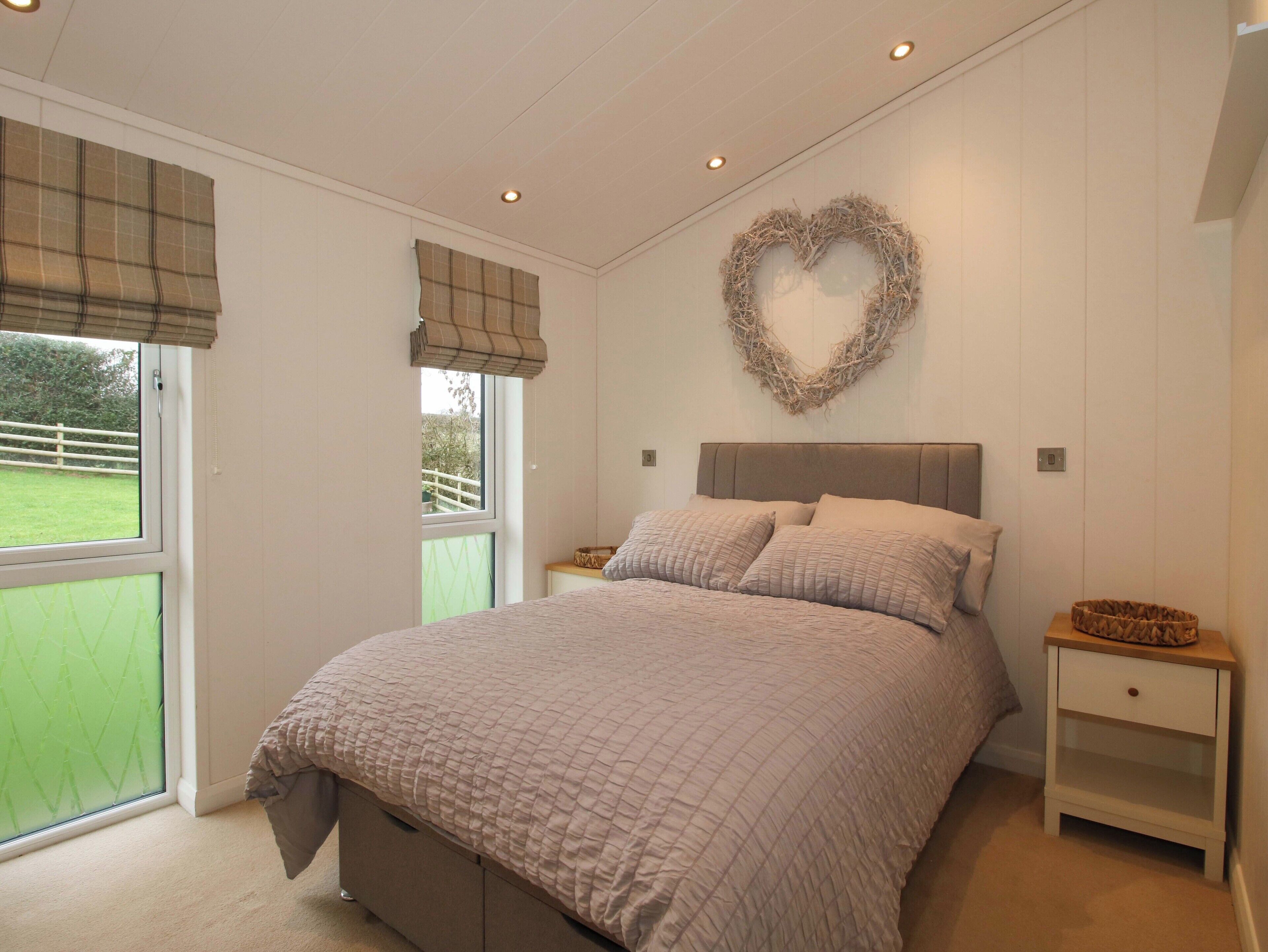 2 Schlafzimmer, individuell dekoriert, individuell eingerichtet