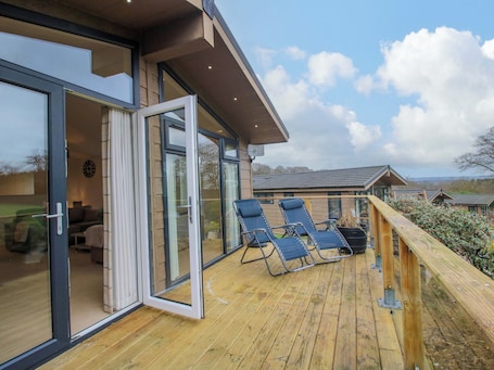 Terrace/patio. The Hedgerows - Hillview Lodges