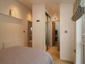 2 quartos, individualmente decorados, individualmente mobiliados