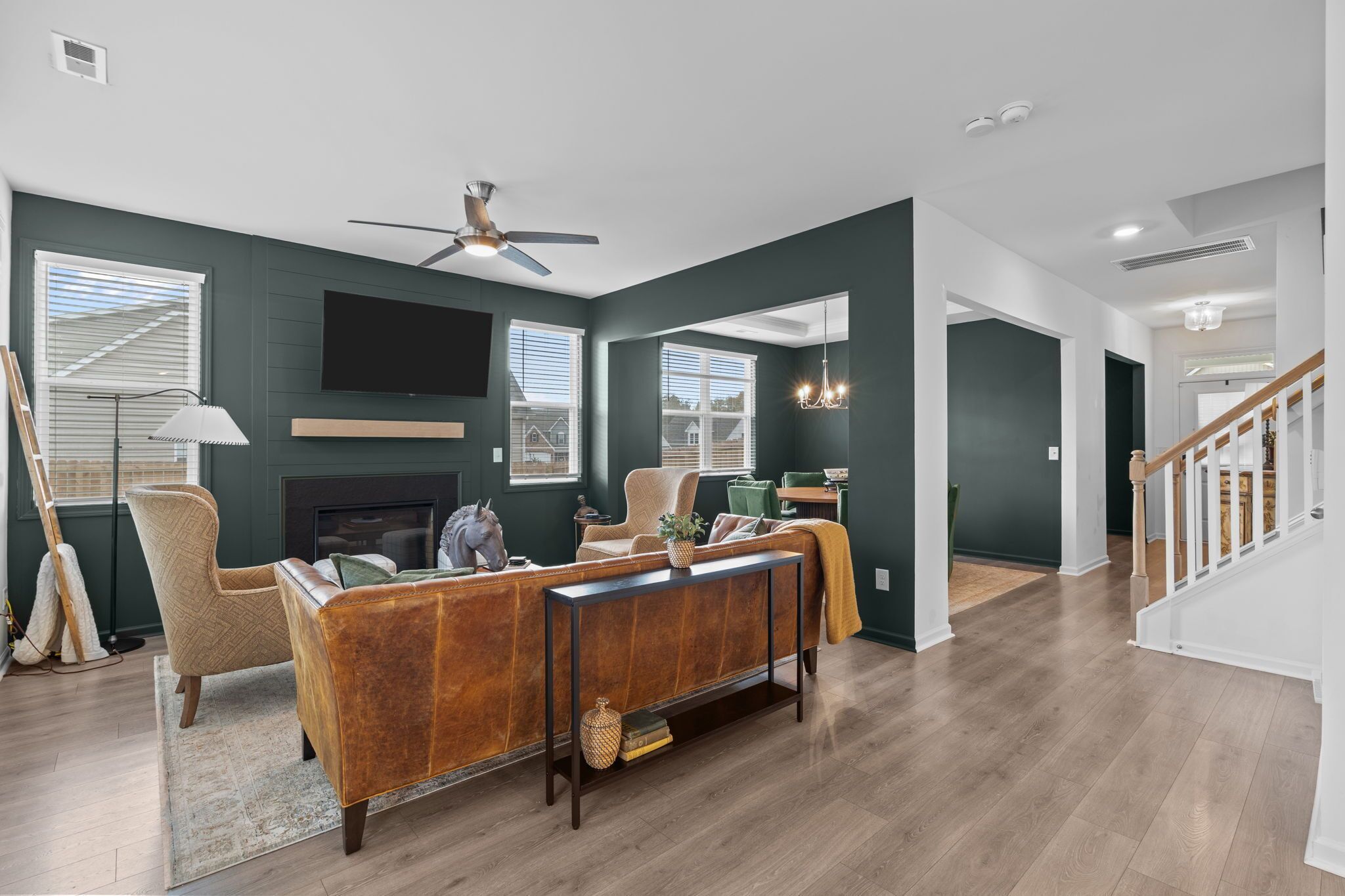 Een smart-tv, een open haard, tafelvoetbal en een tafeltennistafel