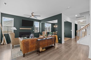 TV connectée, cheminée, baby-foot, table de tennis de table