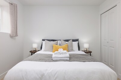 “Bright, cozy 2‑bedroom bsmt suite with large parking in a quiet, family‑friendly area. Near Langley Events Centre and close to Willoughby Town Centre, Willowbrook, Costco, Walmart, cafés, parks, and Hwy 1 for easy travel across the Lower Mainland.