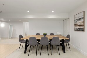 Meeting facility - “Bright, cozy 2‑bedroom basement suite in a quiet, family‑friendly area. Near Langley Events Centre and close to Willoughby Town Centre, Willowbrook, Costco, Walmart, cafés, parks, and Hwy 1 for easy travel across the Lower Mainland. (Langley Township)