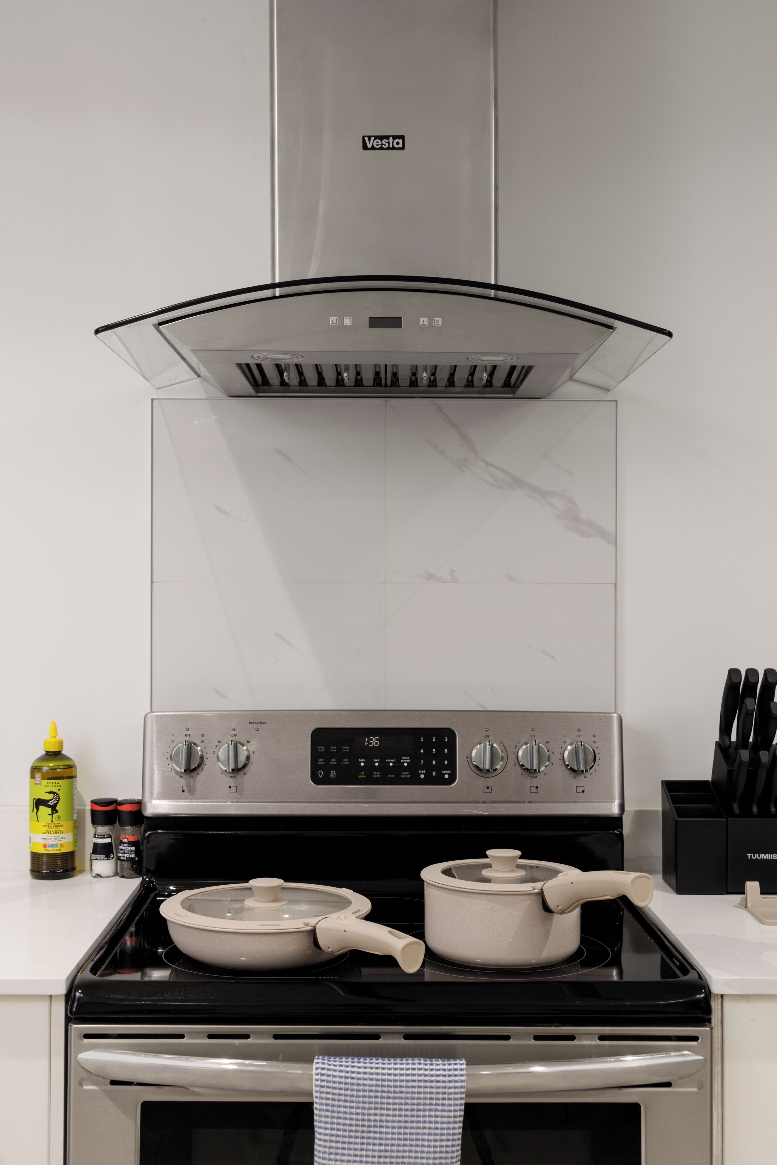 Frigorifero, microonde, forno, piano cottura