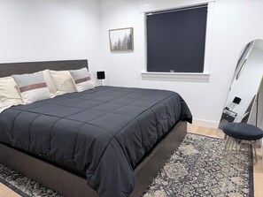 2 chambres, bureau, fer et planche à repasser, lit parapluie