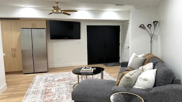 TV connectée, jeux vidéo, baby-foot, table de tennis de table