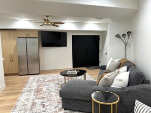 TV connectée, jeux vidéo, baby-foot, table de tennis de table