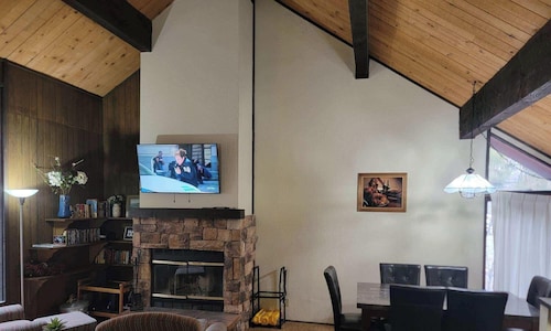 Charming Mountain Retreat -Walk to Snow Summit -Slope Views