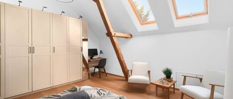 3 bedrooms, desk, iron/ironing board, free WiFi