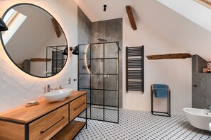 Shower, hair dryer, bidet, towels