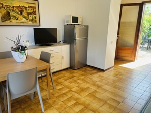 Huvila, 2 makuuhuonetta, patio, näköala puutarhaan | Ruokasali