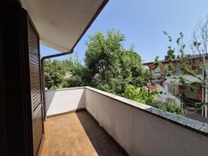 Huvila, 2 makuuhuonetta, patio, näköala puutarhaan | Parveke