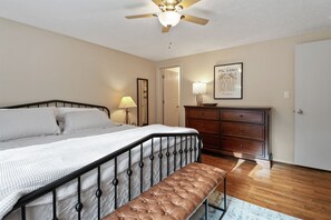 Tabla de planchar con plancha, acceso a internet y ropa de cama 