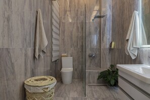 Shower, hair dryer, bidet, towels - Stylish Apartment Near Nile - Palace Views (Cairo)