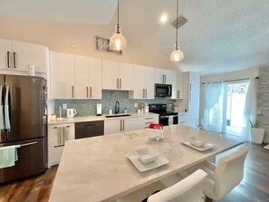 Fridge, microwave, oven, stovetop - The Tarpon Sunset Retreat (Tarpon Springs)