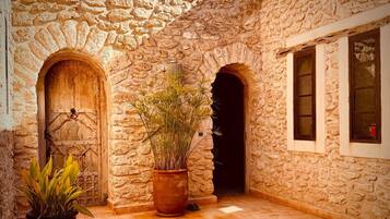 Habitación triple Deluxe, vistas al jardín | Jardines del alojamiento