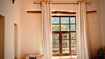 Suite Deluxe, vistas a la piscina | Caja fuerte, cortinas opacas, wifi gratis y accesible en silla de ruedas