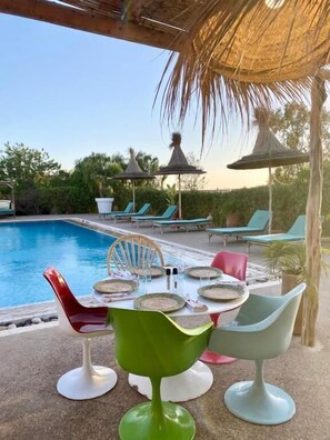 Outdoor pool, open 9:00 AM to 7:00 PM, pool umbrellas, sun loungers - La Villa Sauvage (Ounagha)