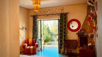 Deluxe-Doppelzimmer, Gartenblick | Zimmersafe, Verdunkelungsvorhänge, kostenloses WLAN, Rollstuhlgeeignet