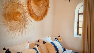 Habitación cuádruple Deluxe, vistas al mar | Caja fuerte, cortinas opacas, wifi gratis y accesible en silla de ruedas