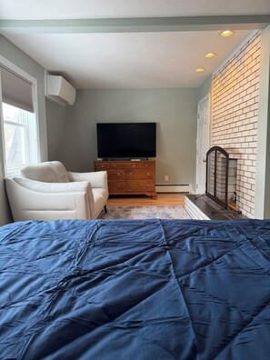 3 bedrooms, WiFi, bed sheets - Charming Home with Private Neighborhood Beach (Naples)