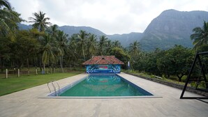 3 piscines extérieures