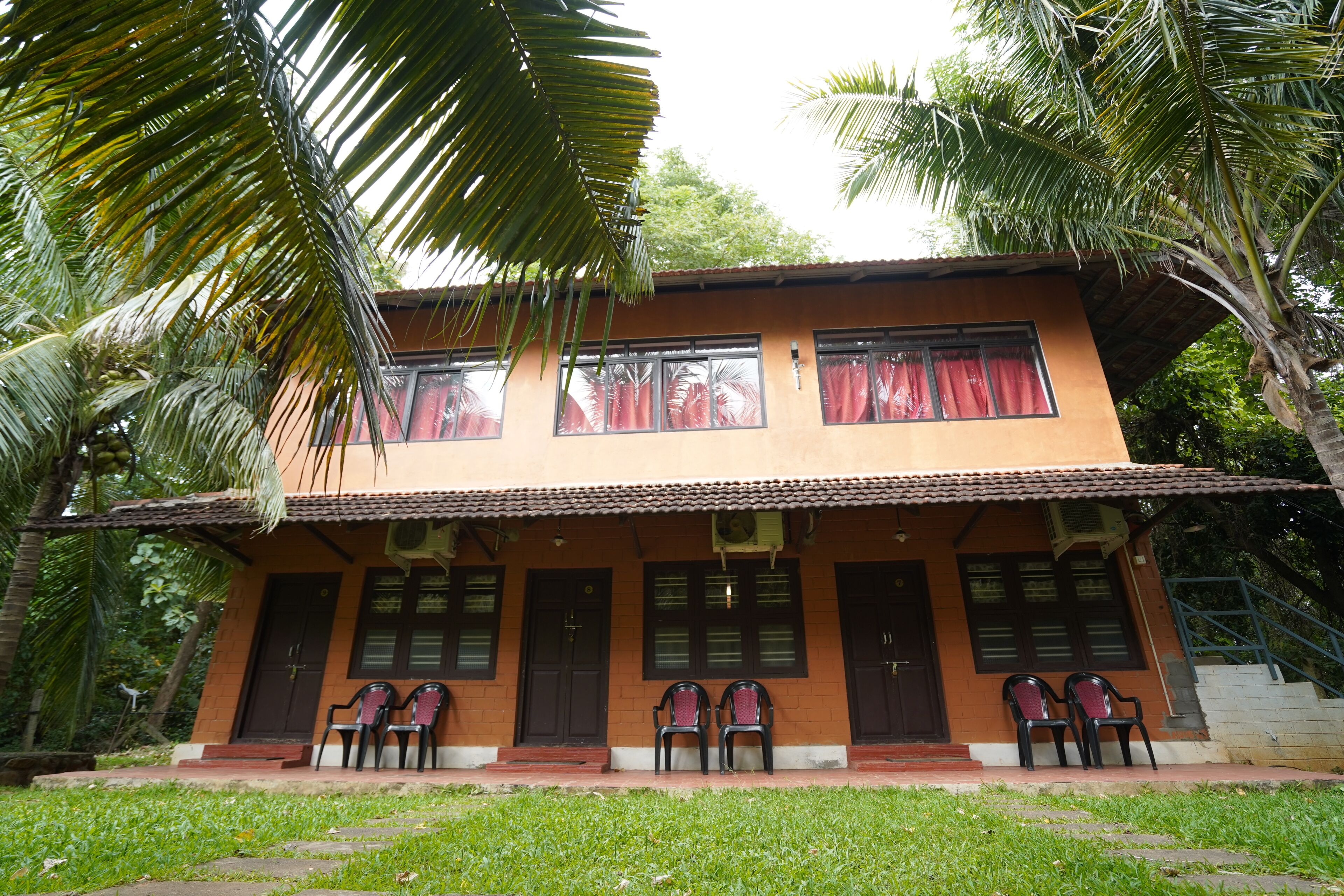 Enkeltrom – standard | Skrivebord, skrivebord for bærbar PC og wi-fi (inkludert)