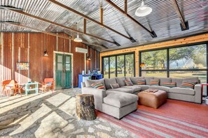 TV - Hill Country Ranch Estate with Pool, Pickleball, Bunkhouse & 68 Acres (Johnson City)