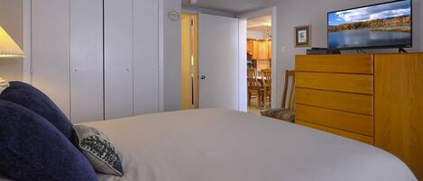 Iron/ironing board, Internet, bed sheets
