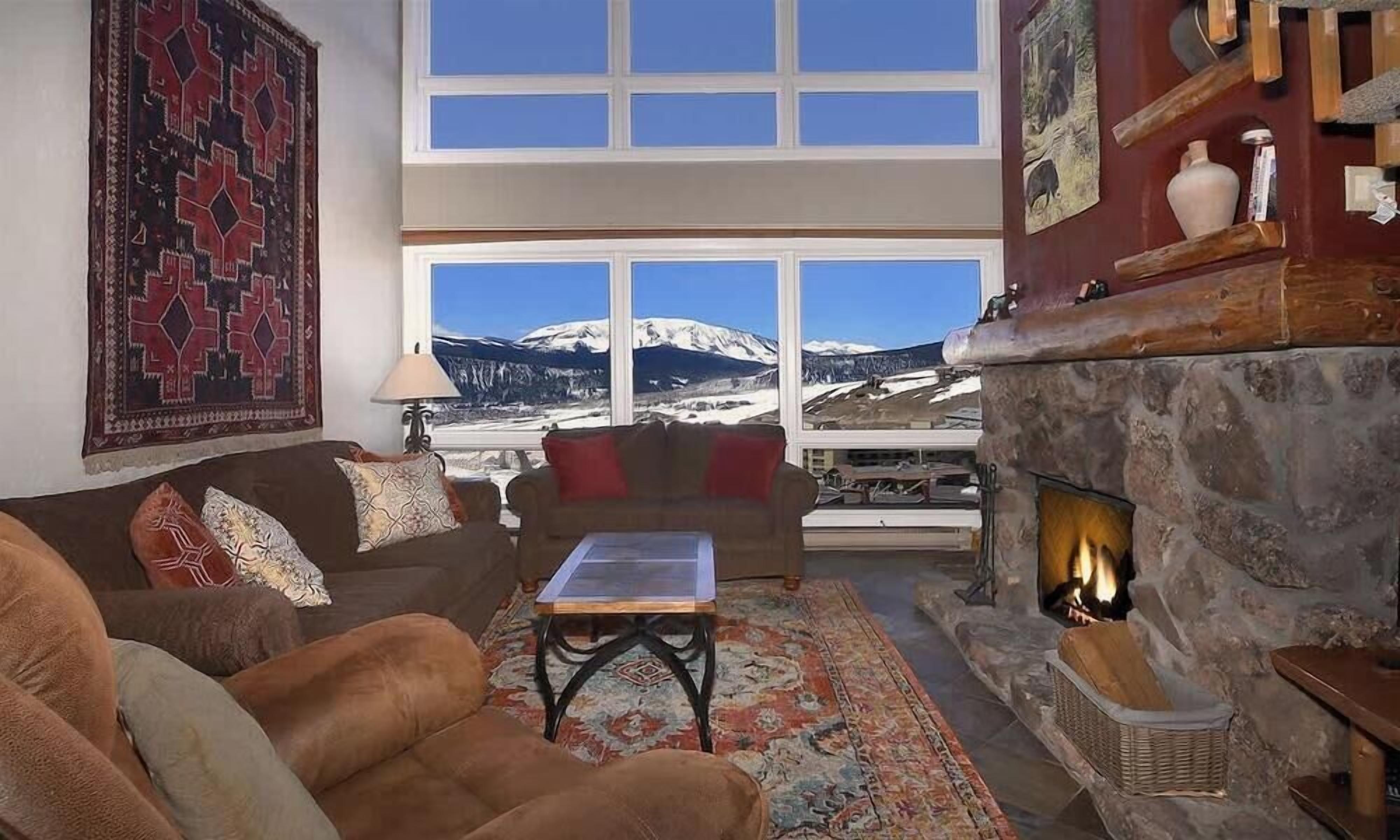 Televisión y chimenea 