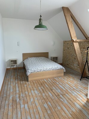 Tabla de planchar con plancha, wifi y ropa de cama 