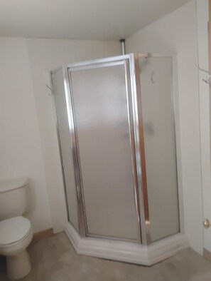 Shower, towels, soap, toilet paper - Fisherman’s Cove on Lake Champlain – A Private Waterfront Getaway (Crown Point)