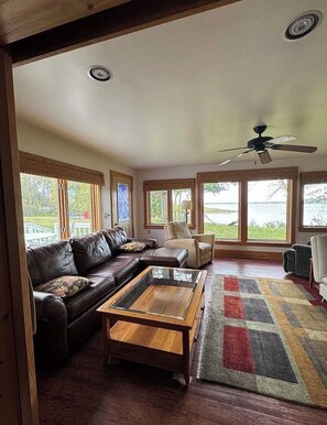 Living area - Fisherman’s Cove on Lake Champlain – A Private Waterfront Getaway (Crown Point)