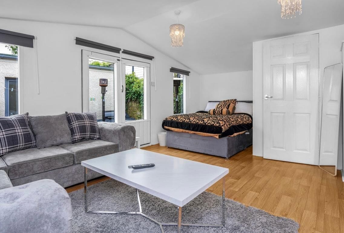 Strygejern/strygebræt, internetforbindelse, sengetøj