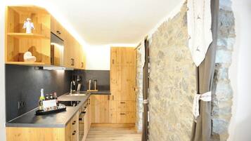 Comfort Apartment, 3 Bedrooms | Private kitchen | Electric kettle, high chair, dining tables